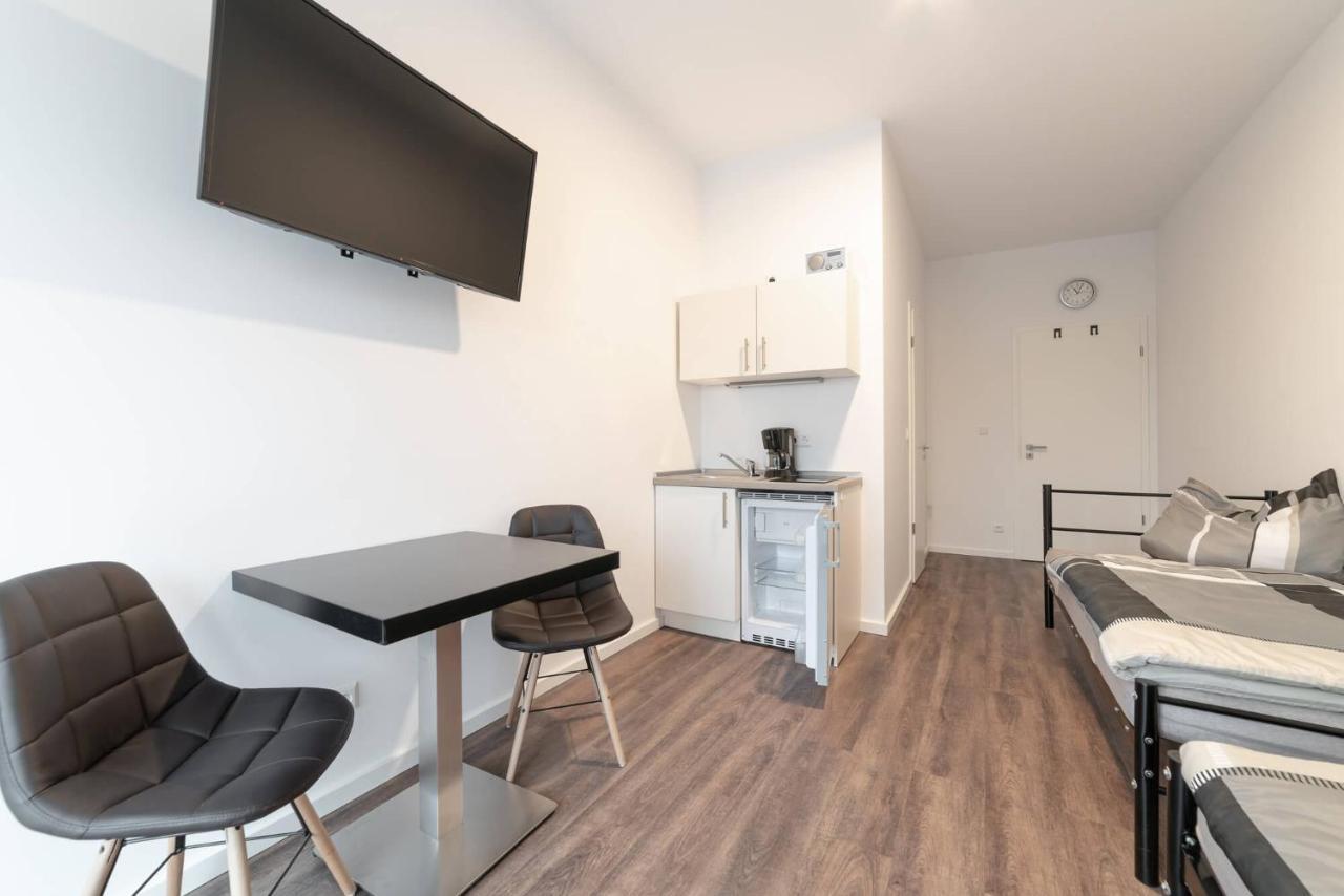 Monteurzimmer Berlin Pankow Mit Dachterrasse - Nur 10 Min. Von Der A10 - 3 Zimmer/ 7 Betten Extérieur photo